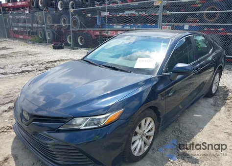 2018 Toyota Camry Le z USA, uszkodzony, nr VIN 4T1B11HK0JU619897